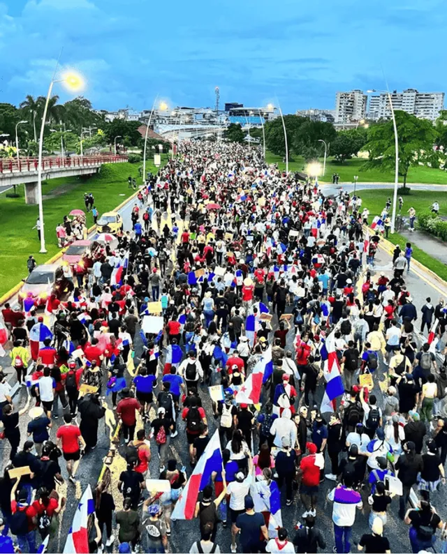 Protestas en la Cinta Costera por la tarde