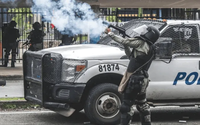 Policía lanzando gases lacrimógenos